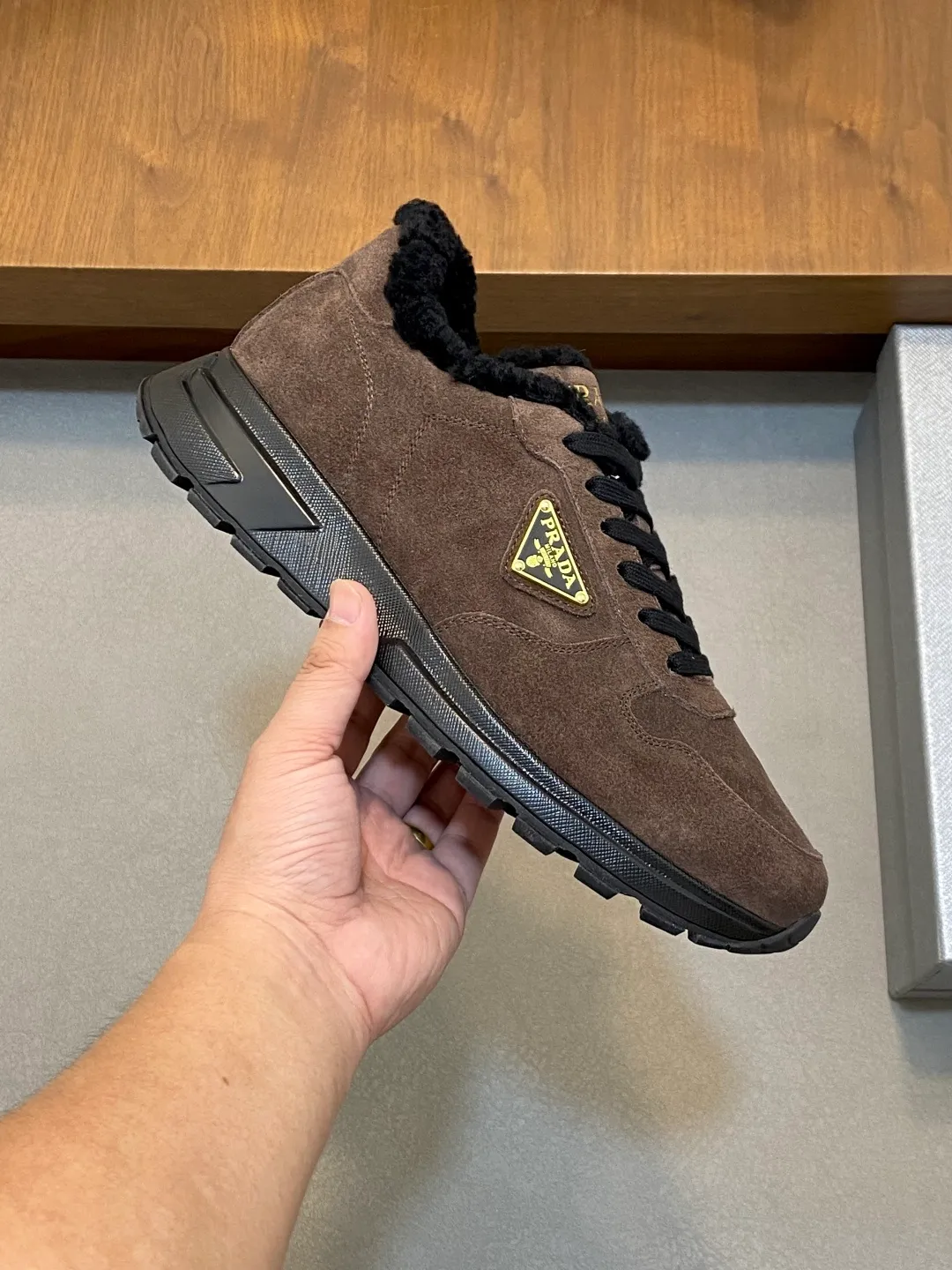💰780 Prada/Prada Autumn and winter men's leather lace-up sneakers. Top-quality goods produced in Dongguan. Imported Nappa cowhide leather upper with raised layered design. Light and breathable, soft and comfortable. Genuine calfskin leather edging has a distinctive sporty style. The leather tongue is equipped with the classic PRADA letter red rubber label badge to fully display the brand style. The transparent air-cushion midsole is equipped with a lightweight tread rubber outsole. It is light and increased by about 4CM. The inner lining is Excellent foot feel. Comes with original packaging. 38-44 (customized at 45). Size: 39-40-41-42-43-44. Standard leather shoe size.